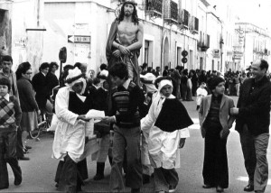 3) Pilato addita al ludibrio della folla tumultuante Cristo flagellato e legato (l`"Ecce Homo")